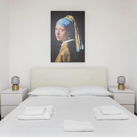 1 Bedroom & 1 Living Room Apt - Duomo 5 Милан Экстерьер фото