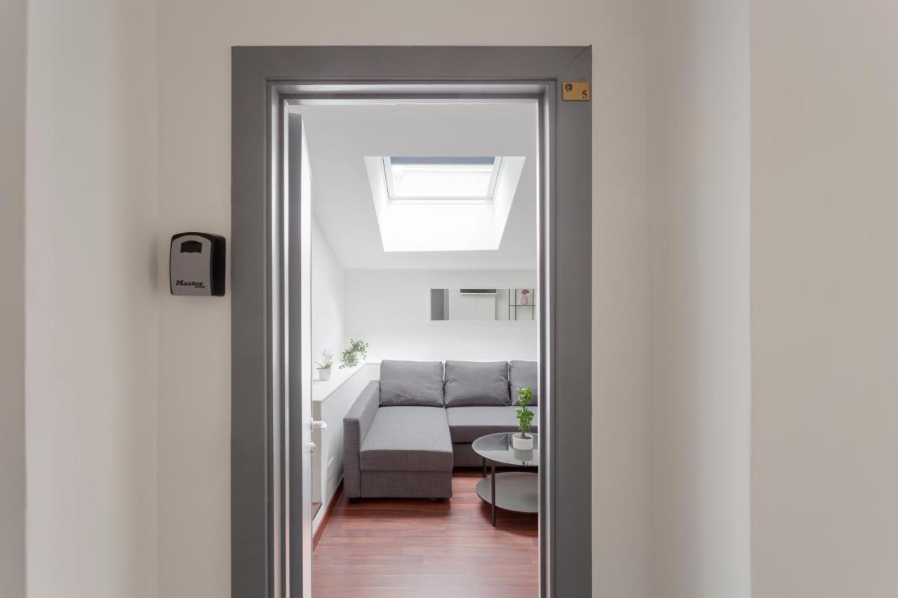 1 Bedroom & 1 Living Room Apt - Duomo 5 Милан Экстерьер фото